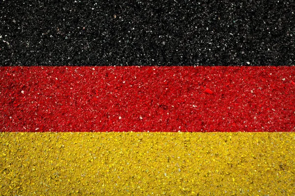 Taş zeminüzerinde Almanya'nın ulusal bayrağı. Ulusal gurur kavramı ve ülkenin sembolü.