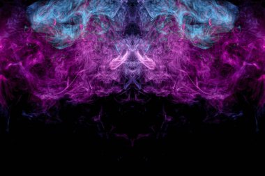 Güzel t-shirt için MoCap. Siyah izole arka planda bir canavar şeklinde kalın renkli mavi ve pembe duman. Soyut duman arka plan resim geometri.