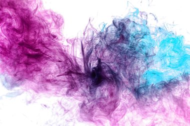 Beyaz izole arka planda soyut sanat renkli pembe ve mavi duman. Karanlık artalan üzerinde çok renkli duman hareketini durdurun
