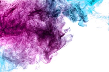Beyaz izole arka plan duman pembe ve mavi bulutu. VAP duman arka plan
