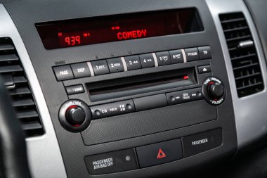 Novosibirsk, Rusya Haziran 30, 2019: Peugeot 4007, Ses çalar ve diğer cihaz Araba kontrol paneli 