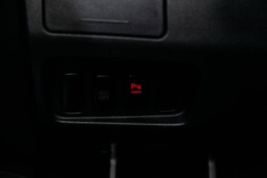 Novosibirsk, Rusya Haziran 30, 2019: Peugeot 4007, park sonar düğmeleri yakın çekim. araba otomatik şanzıman dişli , araba iç