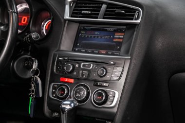 Novosibirsk, Rusya 30 Haziran 2019: Citroen C4, gösterge panelinin yakın çekim, üfleyicinin ayarı, klima, oyuncu. modern araba iç