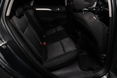Novosibirsk, Rusya 30 Haziran 2019: Citroen C4, koltuk kemerli siyah arka koltukların yakın çekim. modern araba iç