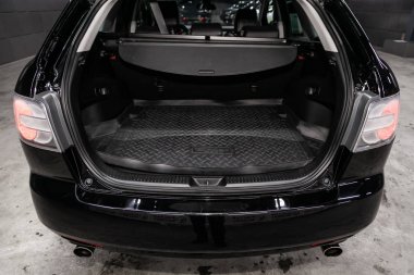 Novosibirsk, Rusya 30 Haziran 2019:Mazda Cx-7, açık gövdeyakın çekim, ön görünüm. Novosibirsk bir otoparkta modern bir araba Fotoğraf