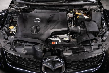 Novosibirsk, Rusya 30 Haziran 2019:Mazda Cx-7, motorun yakın çekim, ön görünüm. Içten yanmalı motor, araba parçaları, deteyling