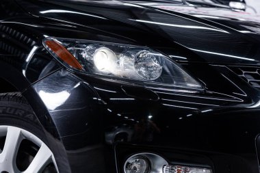 Novosibirsk, Rusya 30 Haziran 2019:Mazda Cx-7, farın yakın çekim, tampon, tekerlek. Novosibirsk bir otoparkta modern bir araba Fotoğraf