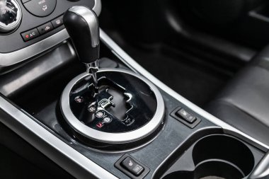 Novosibirsk, Rusya 30 Haziran 2019:Mazda Cx-7, hızlandırıcı kolu ve koltuk ısıtma düğmelerinin yakın çekim. araba otomatik şanzıman dişli , araba iç 