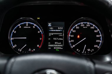 Novosibirsk, Rusya Haziran 30, 2019: Toyota Rav-4, pano yakın çekim, hız göstergesi ve beyaz arka ışık ile takometre. modern araba iç