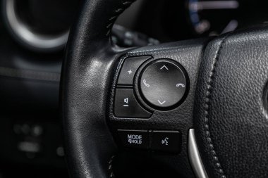 Novosibirsk, Rusya Haziran 30, 2019: Toyota Rav-4, telefon ayarı ve ses düğmeleri ile Multiwheel yakın çekim. Novosibirsk bir otoparkta modern bir araba Fotoğrafçılığı. modern araba iç