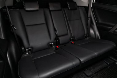 Novosibirsk, Rusya Haziran 30, 2019: Toyota Rav-4, koltuk kemerli siyah arka koltuklar yakın çekim. modern araba iç