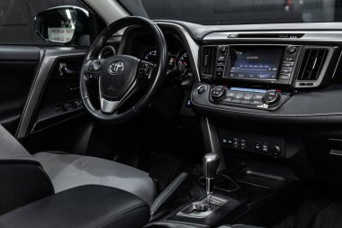 Novosibirsk, Rusya Haziran 30, 2019: Toyota Rav-4, pano yakın çekim, oyuncu, direksiyon simidi, hızlandırıcı kolu, düğmeler, koltuklar. modern araba iç: parçalar, düğmeler, düğme 