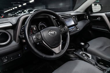 Novosibirsk, Rusya Haziran 30, 2019: Toyota Rav-4, pano yakın çekim, hız göstergesi, takometre ve direksiyon. modern araba iç