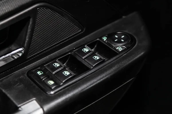 ノボシビルスク ロシア2019年6月30日 ウアズパトリオット サイドドアボタンのクローズアップ 窓調整ボタン ドアロック 現代車のインテリア ボタン — ストック写真