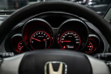 Novosibirsk, Rusya Jule 8, 2019: Honda Airwave, pano yakın çekim, hız göstergesi ve beyaz arka ışık ile takometre. modern araba iç