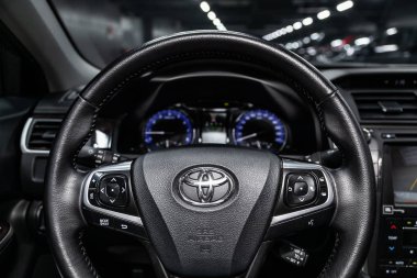 Novosibirsk, Rusya Jule 8, 2019:Toyota Camry, gösterge paneli yakın çekim, hız göstergesi, takometre ve direksiyon. . modern araba iç