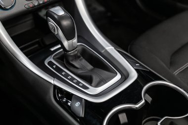 Novosibirsk, Rusya Jule 8, 2019: Ford Mondeo, hızlandırıcı kolu ve düğmeleri yakın çekim. araba otomatik şanzıman dişli , araba iç