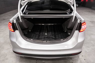 Novosibirsk, Rusya Jule 8, 2019: Ford Mondeo, açık gövde yakın çekim, ön görünüm. Novosibirsk bir otoparkta modern bir araba Fotoğraf