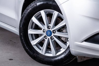 Novosibirsk, Rusya Jule 8, 2019: Ford Mondeo, alaşım tekerleğiyakın çekim. Novosibirsk bir otoparkta modern bir araba Fotoğraf