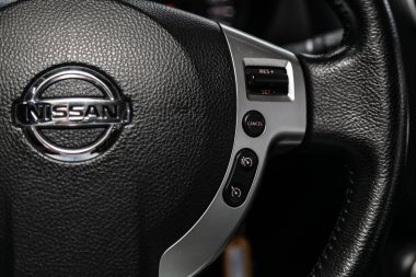 Novosibirsk, Rusya Jule 8, 2019: Nissan Quashqai, telefon ayarı ve ses düğmeleri ile Multiwheel yakın çekim. Novosibirsk bir otoparkta modern bir araba Fotoğrafçılığı. modern araba iç
