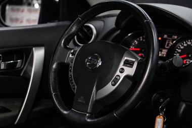 Novosibirsk, Rusya Jule 8, 2019: Nissan Quashqai, gösterge paneli yakın çekim, hız göstergesi, takometre ve direksiyon. . modern araba iç