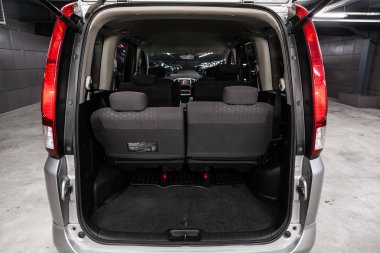 Novosibirsk, Rusya Jule 08, 2019: Nissan Serena, açık gövde yakın çekim, ön görünüm. Novosibirsk bir otoparkta modern bir araba Fotoğraf