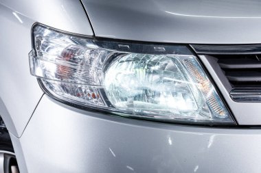 Novosibirsk, Rusya Jule 8, 2019: Nissan Serena, far yakın çekim, tampon, tekerlek. Novosibirsk bir otoparkta modern bir araba Fotoğraf