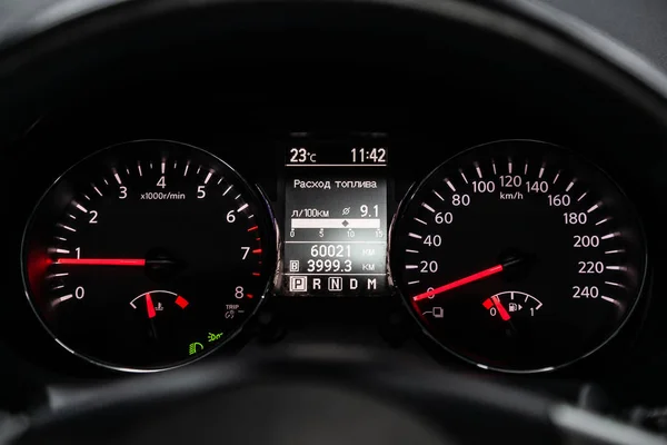 新西伯利亚 俄罗斯 Jule 2019 日产Quashqai 仪表板的特写 速度计和转速表与白色背光 现代汽车内饰 — 图库照片