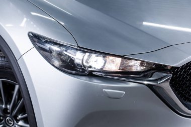 Novosibirsk, Rusya Birleşik Krallık 08 Temmuz 2019: Mazda CX-5, gümüş Far, tampon, tekerlek yakın çekim. Novosibirsk bir otoparkta modern bir araba fotoğraf