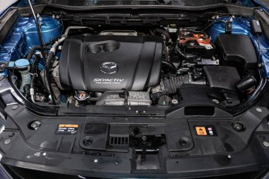 Novosibirsk, Rusya Birleşik Krallık 08 Temmuz 2019: Mazda CX-5, motorun yakın çekim, ön görünüm. İçten yanmalı motor, araba parçaları, deteyling