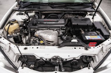 Novosibirsk, Rusya Temmuz 08, 2019: Toyota Camry, yakın çekim motor, ön görünüm. İçten yanmalı motor, araba parçaları, deteyling