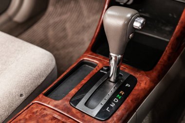 Novosibirsk, Rusya Birleşik Krallık 08 Temmuz 2019: Toyota Camry, Hızlandırıcı kolu ve düğmeleri yakın çekim. Araba, araba iç otomatik şanzıman dişli