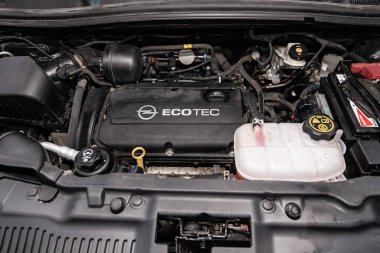 Novosibirsk, Rusya Temmuz 08, 2019: Opel Mokka, yakın çekim motor, ön görünüm. İçten yanmalı motor, araba parçaları, deteyling