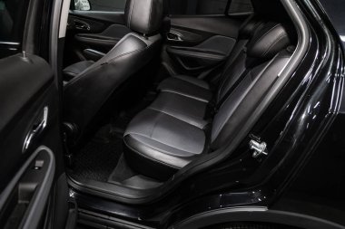 Novosibirsk, Rusya Temmuz 08, 2019: Opel Mokka, siyah deri arka koltuklar koltuk kemer ile yakın çekim. Modern araba iç