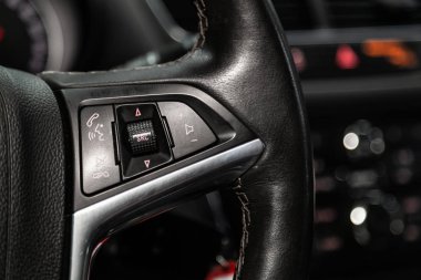 Novosibirsk, Rusya Temmuz 08, 2019: Opel Mokka, Steerling tekerlek, müzik, kontrol sistemi fonksiyon ve telefonda araba kumandanın araç kontrolörü. Modern araba iç