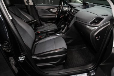 Novosibirsk, Rusya Temmuz 08, 2019: Opel Mokka, yakın çekim Pano, oyuncu, direksiyon, Hızlandırıcı kolu, düğmeler, koltuklar. Modern araba iç: parçalar, düğmeler, düğme 