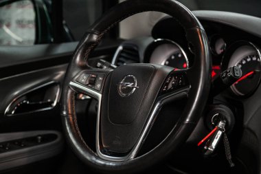 Novosibirsk, Rusya Temmuz 08, 2019: Opel Mokka, yakın çekim Pano, hız, takometre ve direksiyon simidi. . Modern araba iç