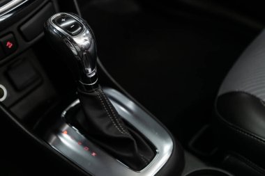 Novosibirsk, Rusya Temmuz 08, 2019: Opel Mokka, yakın çekim Hızlandırıcı kolu ve düğmeler. Araba, araba iç otomatik şanzıman dişli