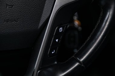 Novosibirsk, Rusya Şubat 08, 2019: Hyundai Santa Fe, Steerling tekerlek, müzik, kontrol sistemi fonksiyon ve telefonda araba kontrol araç kontrolörü. Modern araba iç
