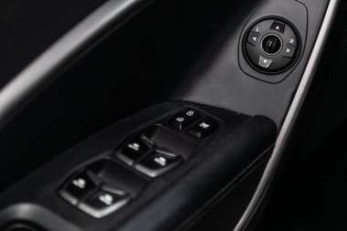 Novosibirsk, Rusya Temmuz 08, 2019: Hyundai Santa Fe, yan kapı düğmeleri yakın çekim: pencere ayarlama düğmeleri, kapı kilidi. Modern araba iç: parçalar, düğmeler, düğme 