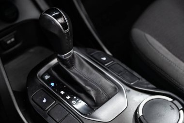 Novosibirsk, Rusya Temmuz 08, 2019: Hyundai Santa Fe, yakın çekim Hızlandırıcı kolu ve düğmeler. Araba, araba iç otomatik şanzıman dişli