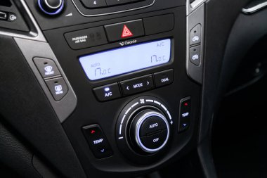 Novosibirsk, Rusya Temmuz 08, 2019: Hyundai Santa Fe, araç havalandırma sistemi ve klima yakın-detaylar ve modern araba kontrolleri 