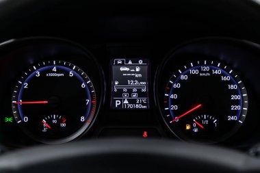 Novosibirsk, Rusya Birleşik Krallık 08 Temmuz 2019: Hyundai Santa Fe, pano, hız sayacı ve beyaz ve mavi arka aydınlatma ile takometre yakın çekim. Modern araba iç