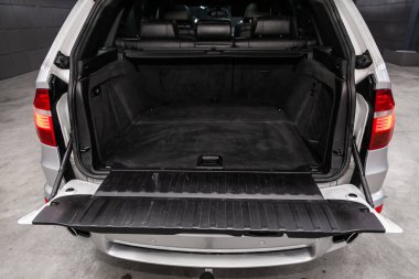 Novosibirsk, Rusya Temmuz 08, 2019: BMW x5, yakın çekim açık gövde, ön görünüm. Novosibirsk bir otoparkta modern bir araba fotoğraf