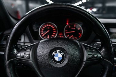 Novosibirsk, Rusya Şubat 08, 2019: BMW x5, yakın çekim Pano, hız, takometre ve direksiyon simidi. . Modern araba iç