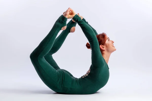 Hermosa Mujer Delgada Overoles Deportivos Haciendo Yoga Pie Una Pose — Foto de Stock