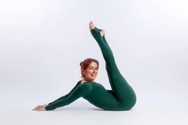 Hermosa Mujer Delgada Overoles Deportivos Haciendo Yoga Pie Una Pose — Foto de Stock