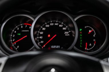 Novosibirsk, Rusya Temmuz 08, 2019: Suzuki Grand Vitara, pano, hız ve beyaz arka plan ile takometre yakın çekim. Modern araba iç
