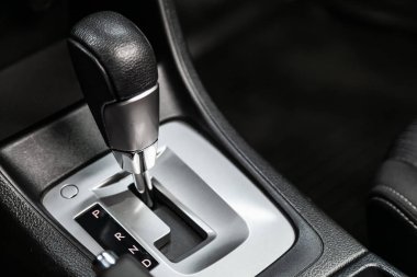 Novosibirsk, Rusya Temmuz 08, 2019: Subaru Impreza XV, Hızlandırıcı kolu ve düğmeleri yakın çekim. Araba, araba iç otomatik şanzıman dişli 