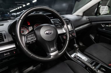 Novosibirsk, Rusya Temmuz 08, 2019: Subaru Impreza XV, pano, hız sayacı, takometre ve direksiyon yakın çekim. . Modern araba iç
